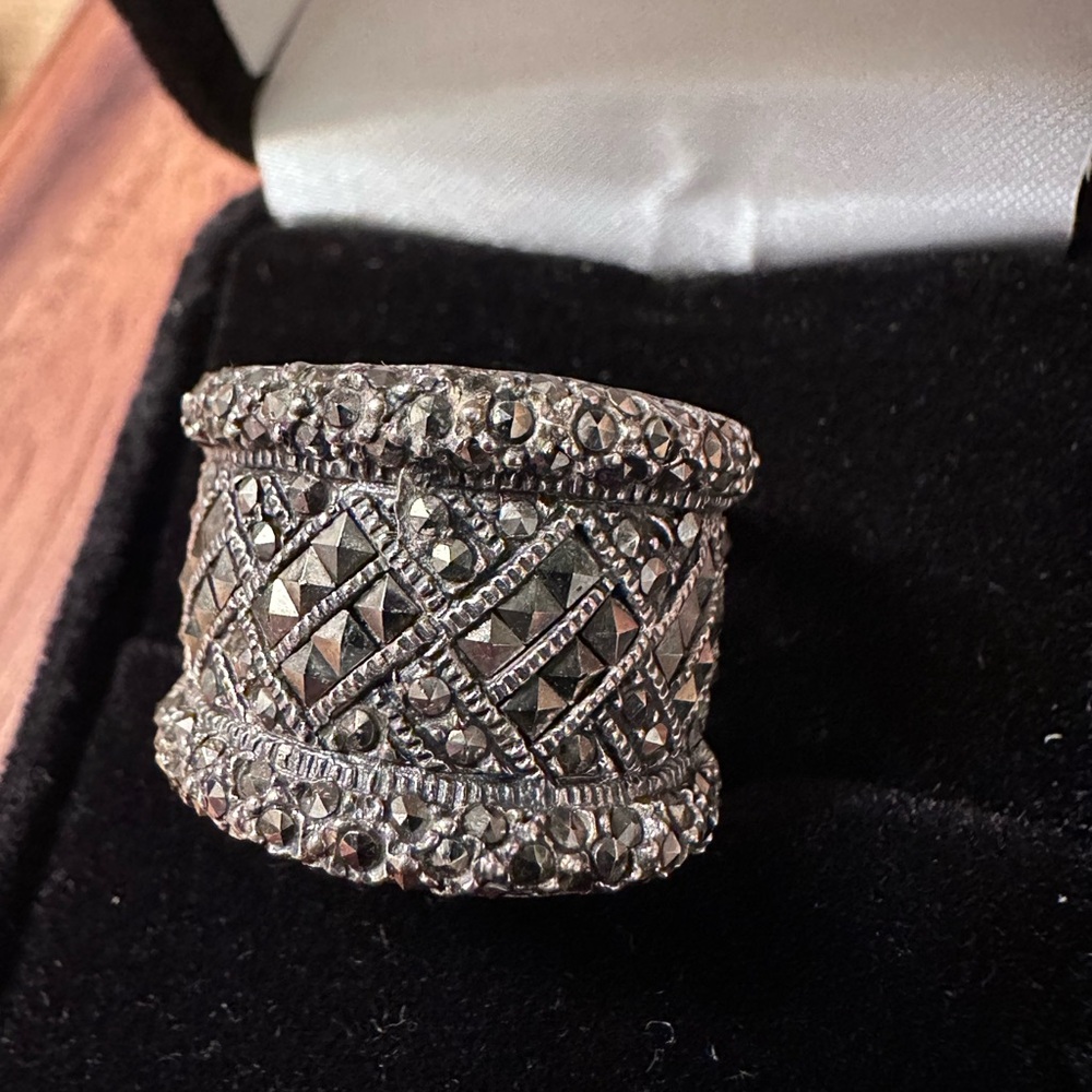 Elegant Silver marcasite Women's Ring